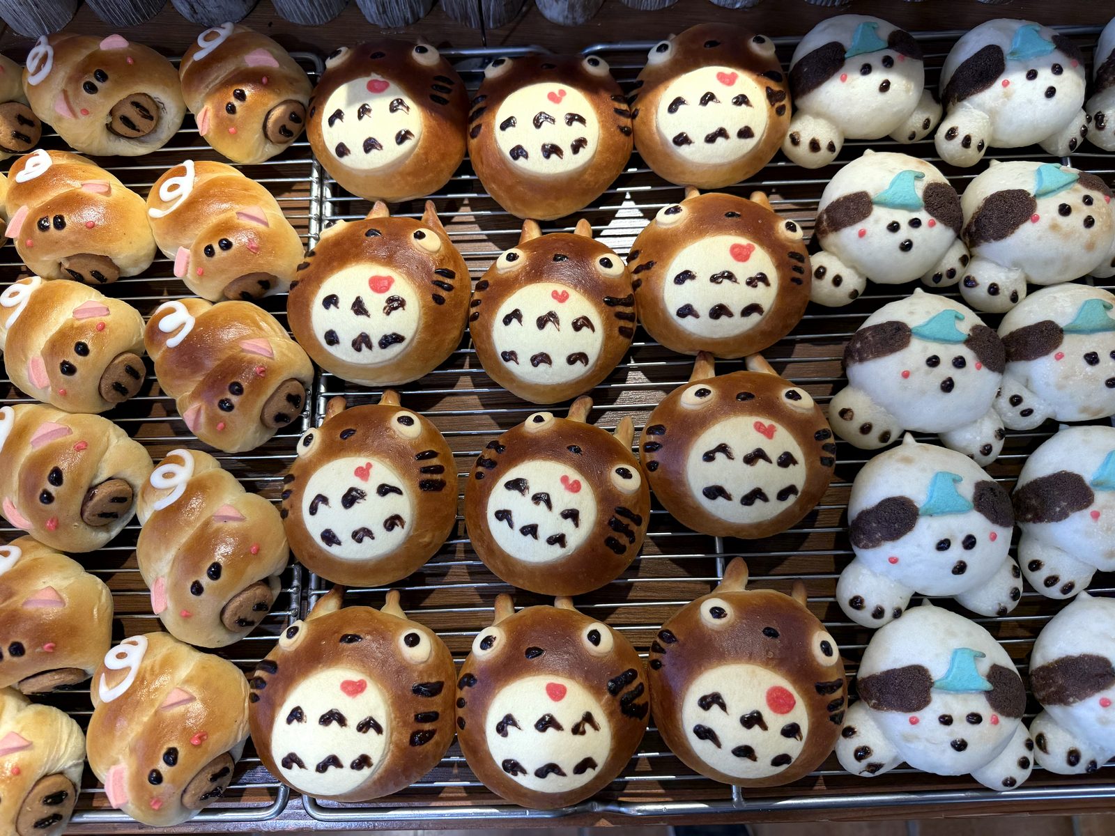 かわいらしいパンがたくさん並ぶ店頭