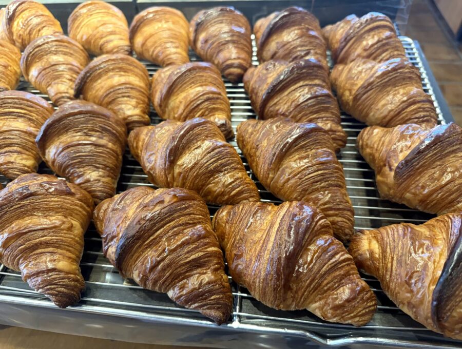 店頭に並ぶ焼きたてのクロワッサン
