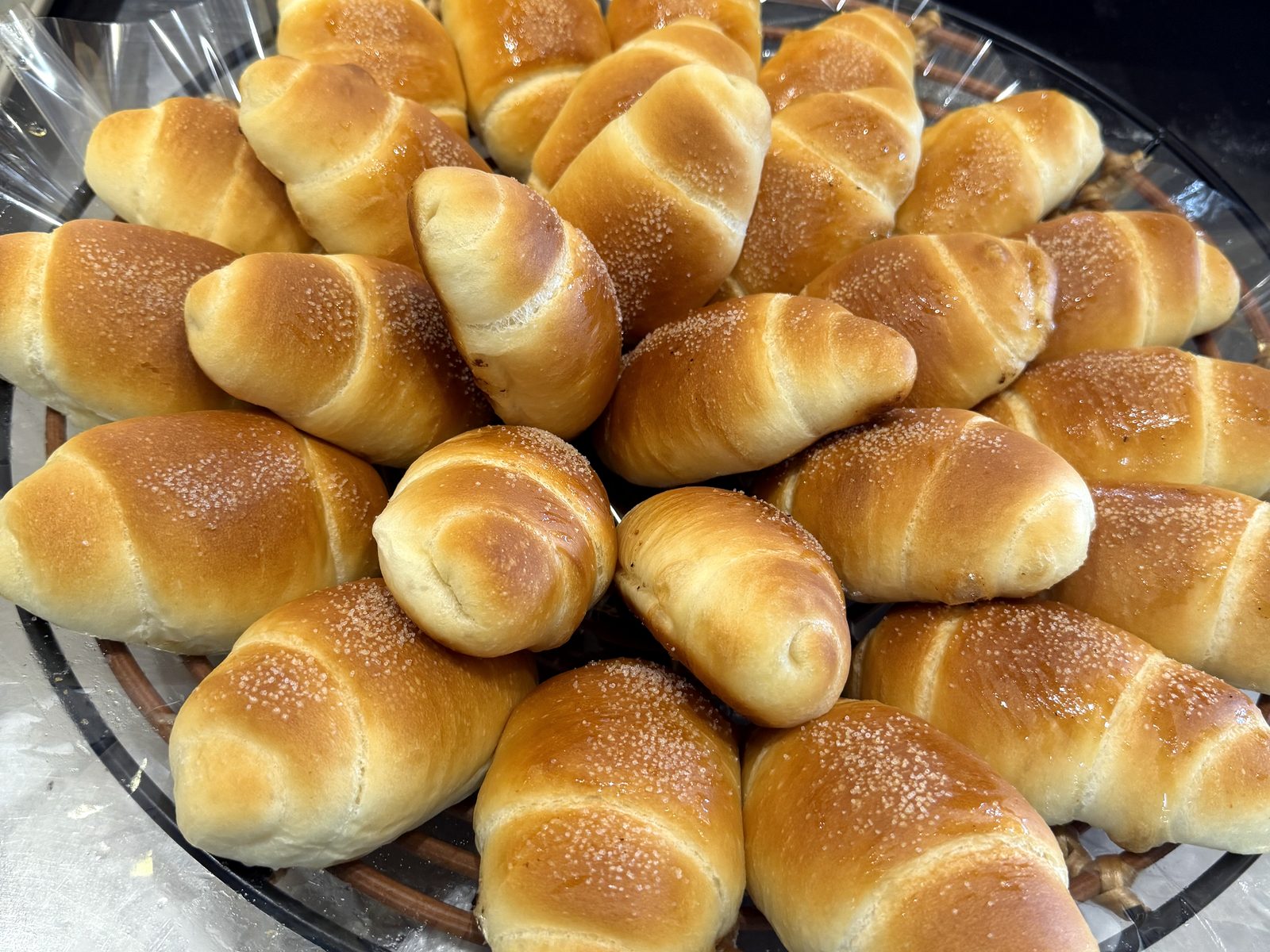 つやよく焼き上がったロールパン