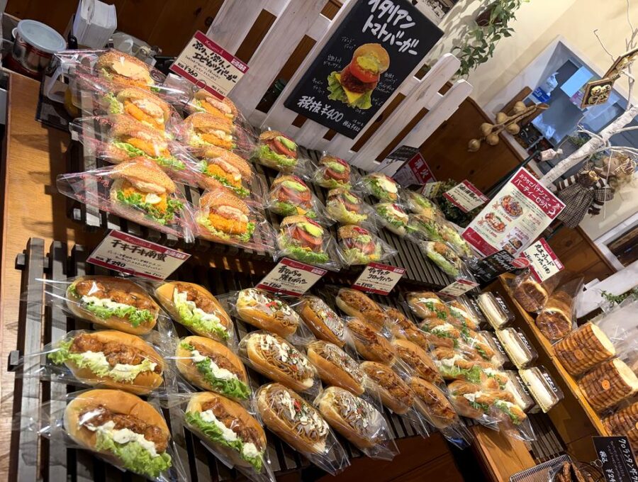 店頭に並ぶパナシェのコッペサンド