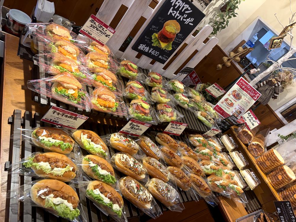 店頭に並ぶパナシェのコッペサンド