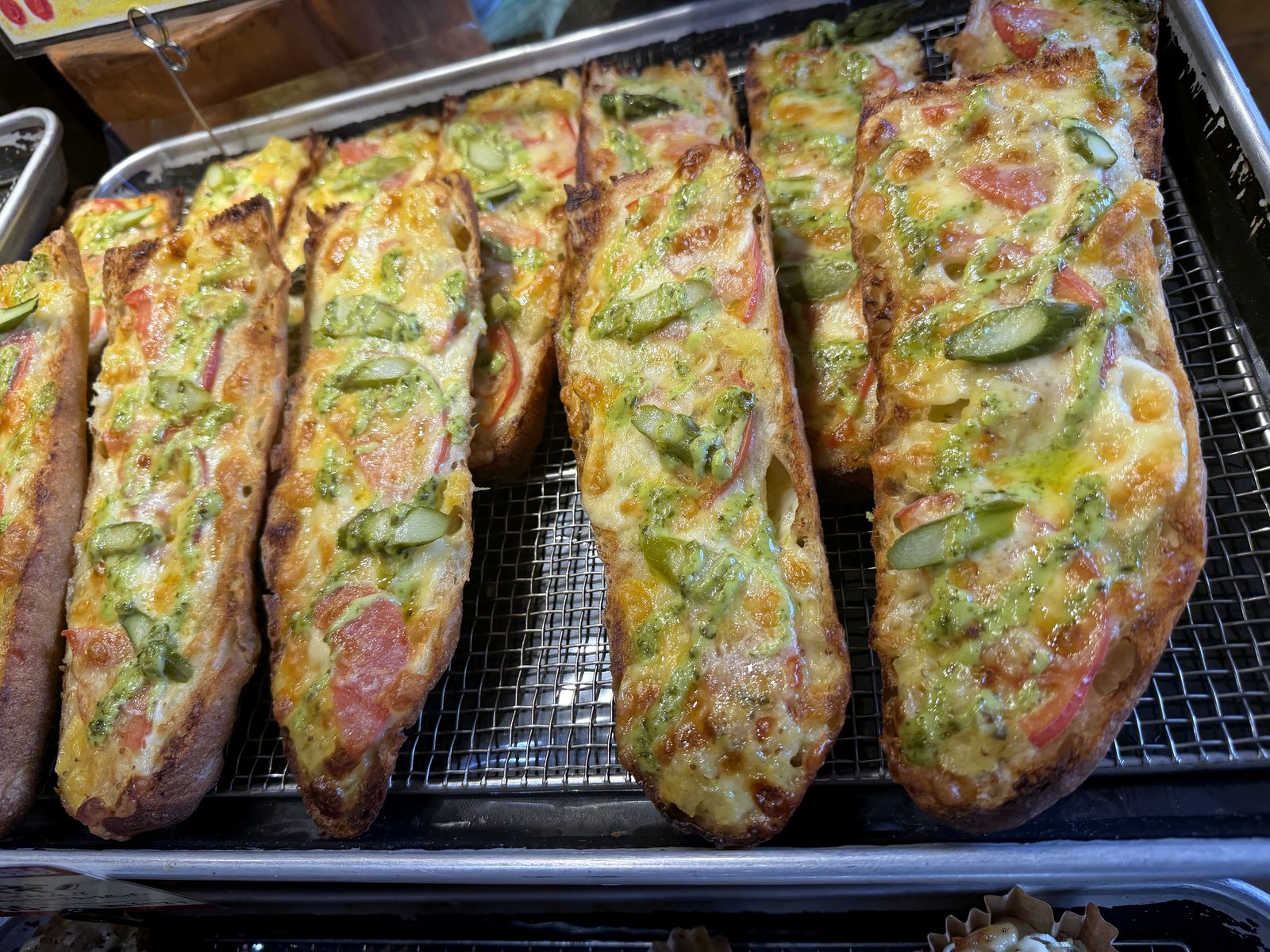 店頭に並ぶ焼きたての惣菜パン