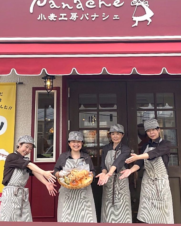 笑顔でパンを差し出すパナシェのスタッフ